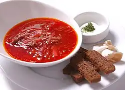 الخبز البُني مع حساء البرش.