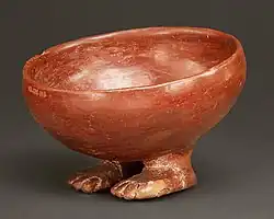 وعاء بأقدام بشرية.أواخر نقادة الأولى - بدايات نقادة الثانية, 3750-3500. الطين الأحمر. قطر 13 سم. متحف المتروبوليتان للفنون