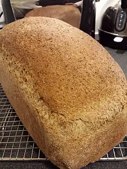 رغيف خبز القمح الكامل، بلون أسمر فاتح.