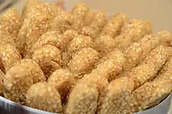 مجموعة من الخبز العربي الجاف مغطى بالسمسم