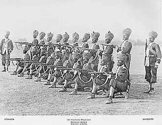 جنود هنود في الجيش البريطاني حوالي عام 1895م في وضعية صفوف وابل النيران.