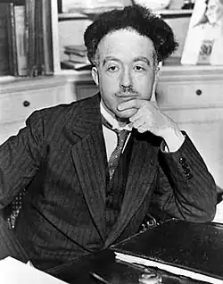 لويس دي برولي (1892-1987): له إسهامات كبيرة في نظرية الكم، صاحب الافتراض مثنوية موجة-جسيم للإلكترون، منح جائزة نوبل في الفيزياء في عام 1929، اختراع المجهرالإلكتروني.
