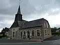 الكنيسة ومبنى البلدية.