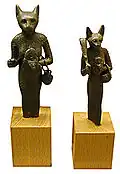 تمثالان لباستيت من البرونز في هيئة امرأة