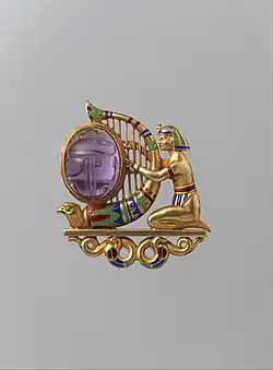 بروش! حوالي عام 1900؛ الذهب والجمشت والعقيق الديمانتويد والمينا ؛ 3.2 × 2.9 سم؛ متحف متروبوليتان للفنون