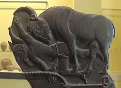 التفاصيل من الثور يدوس عدوًا في الجزء الخلفي