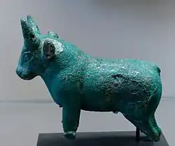 تمثال صغير لثور (متحف اللوفر)