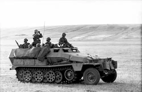 جنود البانزرجرينادير ألمان على مركبة نصف مجنزرة مدرعة من طراز Sd.Kfz. 251.