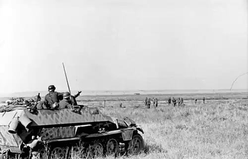 قوات بانزرجرينادير ألمانية على مدرعة نصف مجنزرة طراز 251 Sd.Kfz، الاتحاد السوفيتي، أغسطس 1942م.