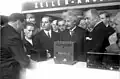 ألبرت أينشتاين أثناء تواجده في المعرض عام 1930.