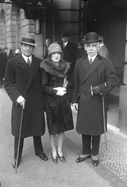 روجر وولف كان، هانا وليامز (ممثلة) وأوتو هيرمان كان 1931 أمام فندق أدلون