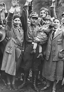 Bundesarchiv Bild 102-12405, Bad Harzburg, Jubelnde NSDAP-Anhänger