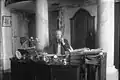 لويس أدلون في مكتبه, 1932