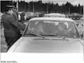 حرس الحدود الألماني الشرقي يفحص المركبات عند نقطة التفتيش في درويتز في مارس 1972 بعد تخفيف القيود المفروضة على السفر إلى ألمانيا الشرقية.