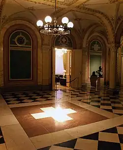 داخل الجناح الغربي من المبنى.