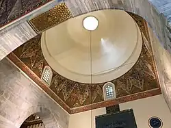 روشن ضمن القُبّة المركزية للجامع الأخضر بمدينة بورصة التركية والذي بناه السلطان العثماني محمد الأول عام 1421م.