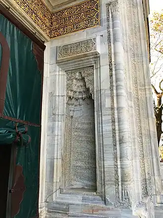 مدخل باب الجامع به أعمال زخرفة على الرخام.(اضغط للتكبير ورؤية التفاصيل)