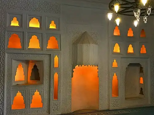 غرفة إقامة المسافرين (بالتركية: Tabhane) الكائن بالجهة الشرقية للجامع بها منافذ للمواقد والإنارة.