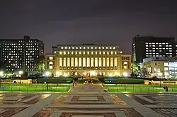 مكتبة جامعة كولومبيا، والتي كانت من معاقل البروتستانت، أثرت البروتستانتية على انتشار الأبحاث العلمية.