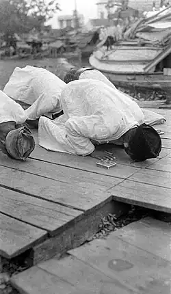 صورة ملتقطة قبل عام 1936 لمصلين إندنوسيين يصلون على الخشب. في المذهب الشيعي تجوز الصلاة على كل ما أنبتته الأرض عدا ما يُؤكل أو يُلبس.