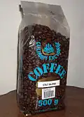 حبوب البن في كيس بلاستيكي تم شراؤها من محل بقالة محلي