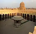 الصحن المكشوف تتوسطه الفسقية