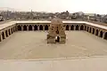 الصحن المكشوف وبه القبة