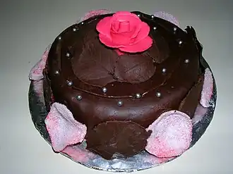 كعكة شوكولاته مزينة بالورود