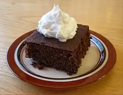 كعكة زنجبيل (Cake Gingerbread) مع القشدة المخفوقة.