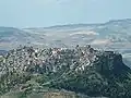 منظر من جبل بلفيدير في إنا ، مع كالاشيبيتا في مقدمة المنظر