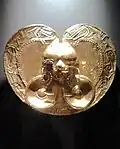 Calima culture heart-shaped pectoral as displayed in the temporary exhibition of Gold Museum's exhibits at the [[القلعة الملكية (وارسو)|]] in وارسو