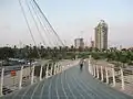 مشهد من الجسر نحو الحديقة.