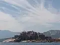 كالفي ينظر من البحر