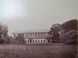صورة تاريخية للواجهة الخارجية ، تقريبا في عام 1870