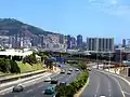 الطريق الدولية 2&nbsp;&nbsp;[لغات أخرى]‏ highway, entering the City Bowl&nbsp;&nbsp;[لغات أخرى]‏