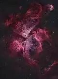 سديم القاعدة مع NGC 3324 في أعلى اليمين.