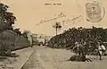 بطاقة بريدية يعود تاريخها إلى عام 1912 تُظهر باب الطبين في الخلفية وعلى جهة اليسار يظهر مجمع دار البارود