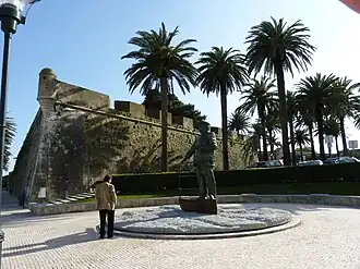 Statue of King كارلوس الأول ملك البرتغال in front of كاشكايش Citadel