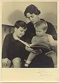 الأميرة كيكيليا مع أبنائها في 1935، توفوا جميعاً في حادثة تحطم طائرة في 1937.