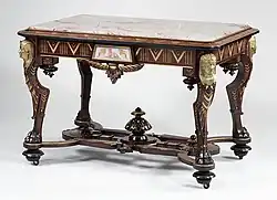 طاولة المركز 1870-1875؛ خشب الورد والجوز والرخام. 79.4 × 119.4 × 78.7 سم؛ متحف متروبوليتان للفنون