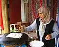 صاحبة مقهى تخبز رغيفاً من الخُبز