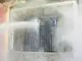 رش العينه بما يقترب 24 بوصة مربعة من المياه بعد التعريض المباشر للنار