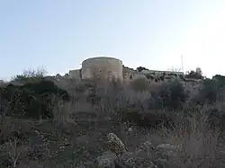 البرج الشمالي الغربي مع برج القبر في اليمين