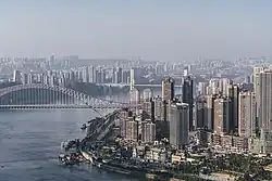جسر كاوتيانمن الرابط بين منطقتي جيانغبي ونانآن.