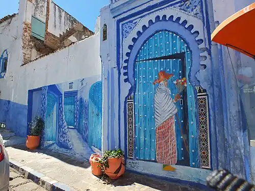 لوحة جدارية لمرأة باللباس الجبلي