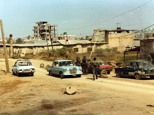 نقطة تفتيش رقم 4، يحرسها قوات مشاة البحرية الأمريكية وجنود لبنانيون في ضواحي بيروت عام 1982م.