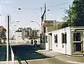 الحواجز الغربية (الأمامية) والشرقية (الخلفية) ، مع برج المراقبة الشهير الأخير ، الذي تم هدمه في عام 2000