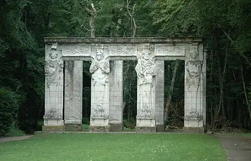 Caryatids ، انتقلت من الواجهة الشمالية إلى الحديقة ج. &nbsp; 1875