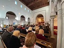 مسيحيون يؤدون الصلاة في قداس في كنيسة كنيسة القديس أندرو في طنجة.