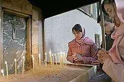 أرمن يؤدون الصلوات بمناسبة ليلة رأس السنة بكنيسة القديس سركيس في طهران